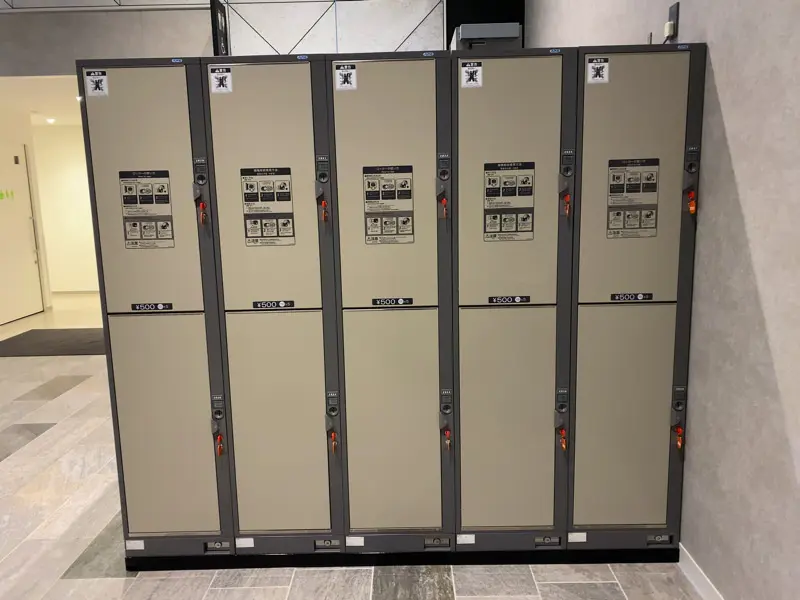 Coin-operated lockers on the 2nd floor 01