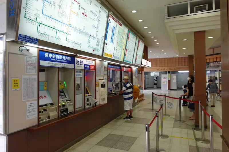 Coin lockers can be seen behind the Akafuku store at the Ise-shi Station ticket office.
