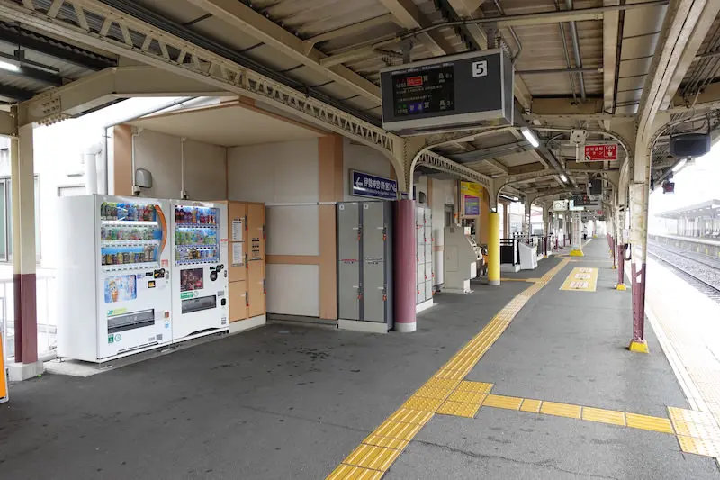 Coin lockers on platform 5 of the Kintetsu Line at Ise-shi Station