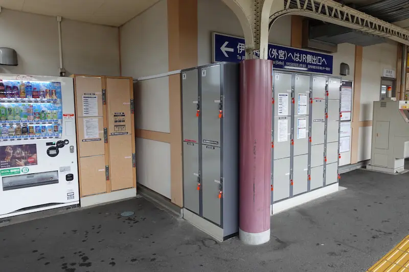 Coin lockers on platform 5 of the Kintetsu Line at Ise-shi Station