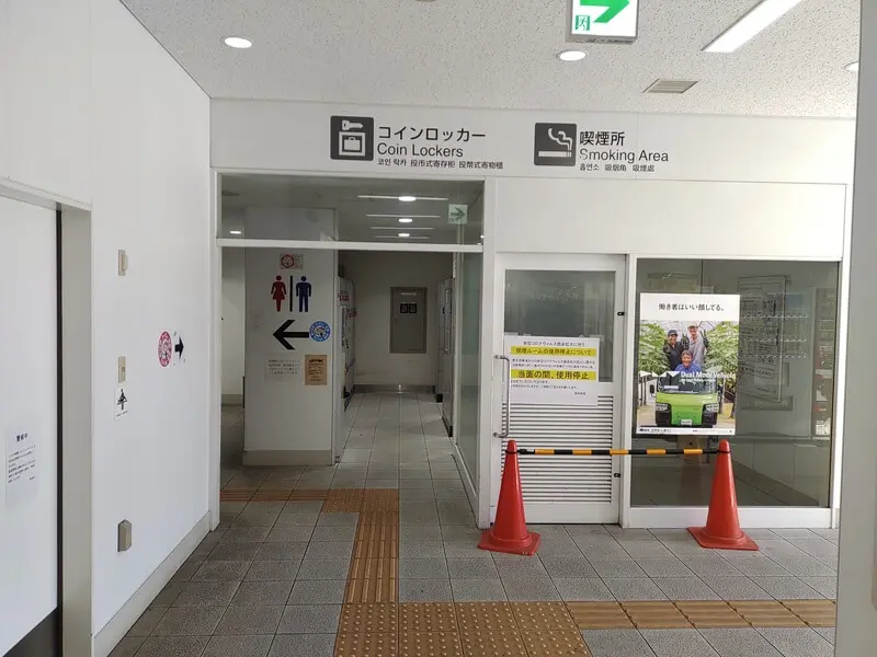 Coin lockers at Kochi Station, near the entrance to the restrooms at the back of the "Kiosk Kochi Meihin Kan".