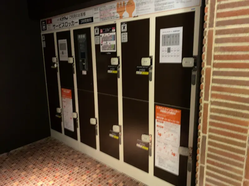 Coin-operated lockers on the 9th floor 03