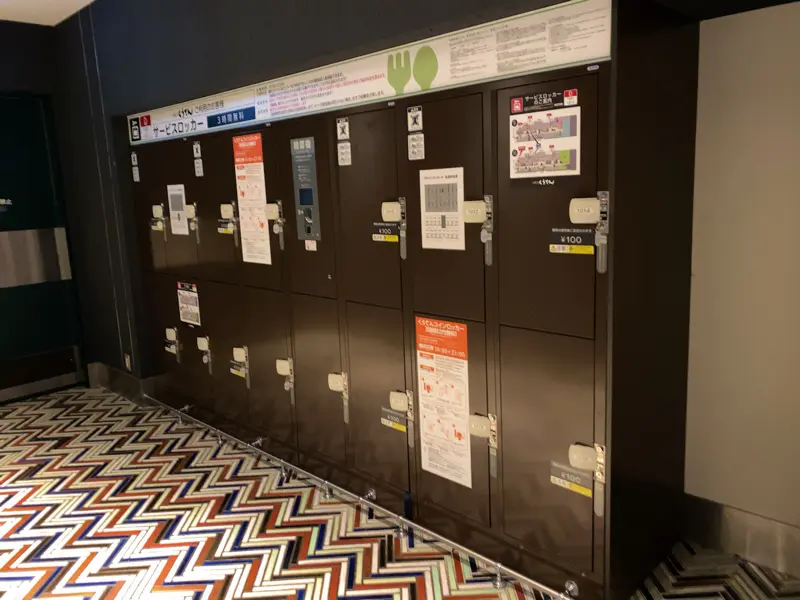 Coin-operated lockers on the 10th floor 01