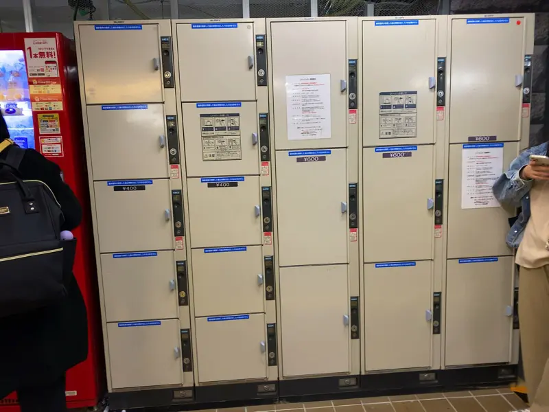 Coin lockers located near the ticket gates in the direction of Tennoji