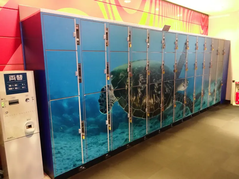 Coin lockers near the entrance on the 3rd floor 01