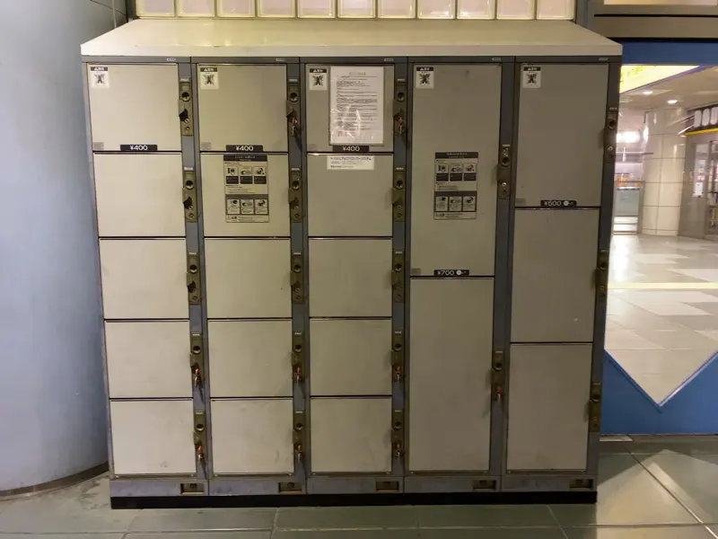 Outdoor coin-operated lockers 04