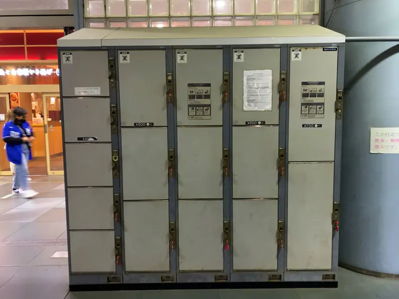 Outdoor coin-operated lockers 07