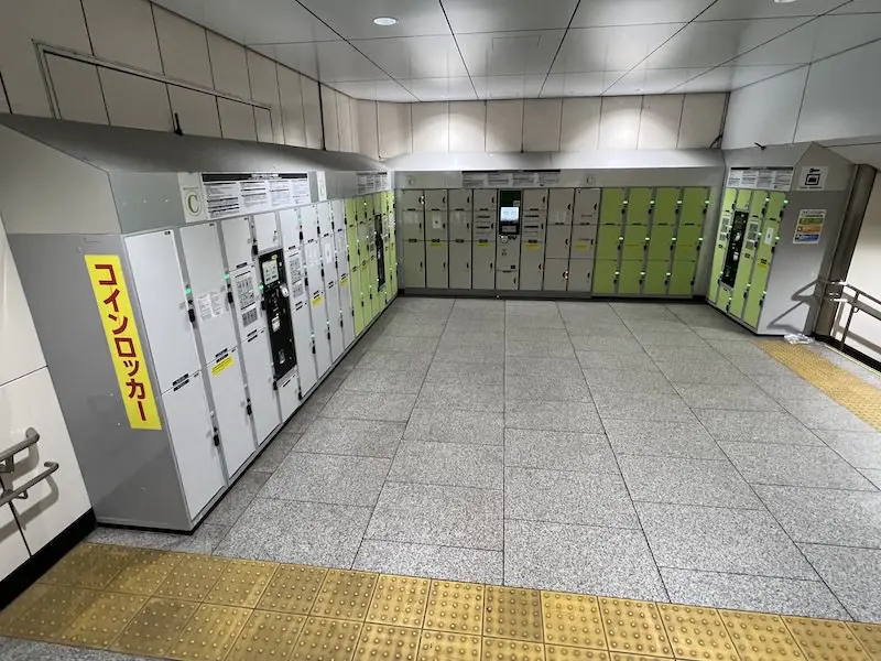 There are coin lockers on two dance floors 02