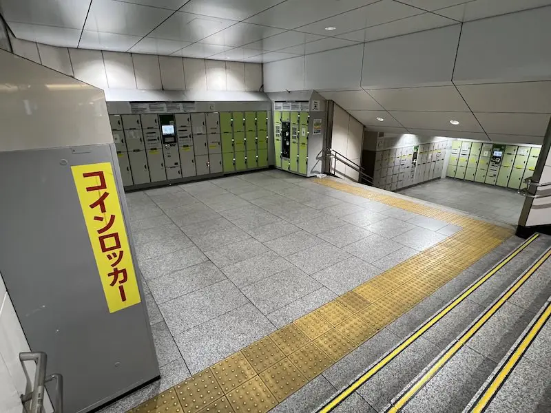 There are coin lockers on two dance floors 03