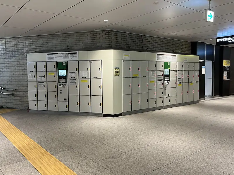 【Outside the ticket gates】Coin lockers next to the Traveler Assistance Center at the Marunouchi Underground North Exit, B1F