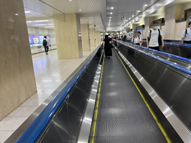 There is a moving sidewalk 350 meters to the Keiyo Line platform.
