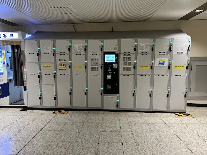 【Outside the ticket gates】Coin lockers by the Tozai Line connecting passageway at the Marunouchi Underground North Exit, B1F