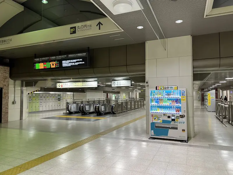 Opposite the [M] coin lockers on the left is the [N] coin locker near the Keiyo Underground Marunouchi ticket gate.