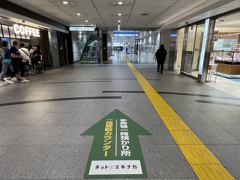 The south corridor from the crossroads of Gransta Tokyo. The coin locker area is marked by a guide to the temporary baggage storage area.