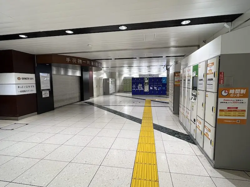 At the back of the locker area, to the right of the aisle, there are also time-based lockers.