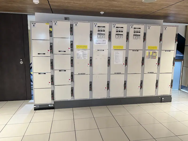 【Outside the ticket gates】 Coin lockers next to the escalator on the west side of the Yaekita Shokudo (dining hall) on the 1st floor