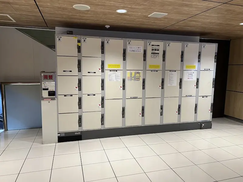 【Outside the ticket gates】 Coin lockers next to the escalator on the west side of the Yaekita Shokudo (dining hall) on the 1st floor