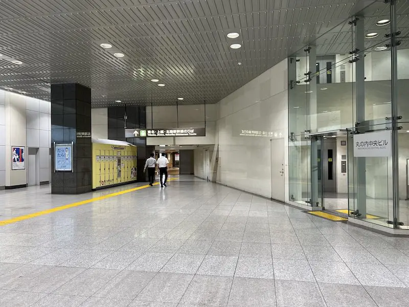 Coin lockers located near the entrance of Marunouchi Chuo Building