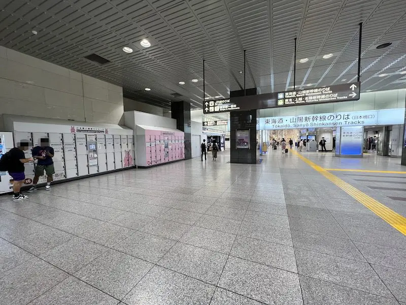 Coin lockers located in the atrium in front of the Nihonbashi exit of the Tokaido and Sanyo Shinkansen lines