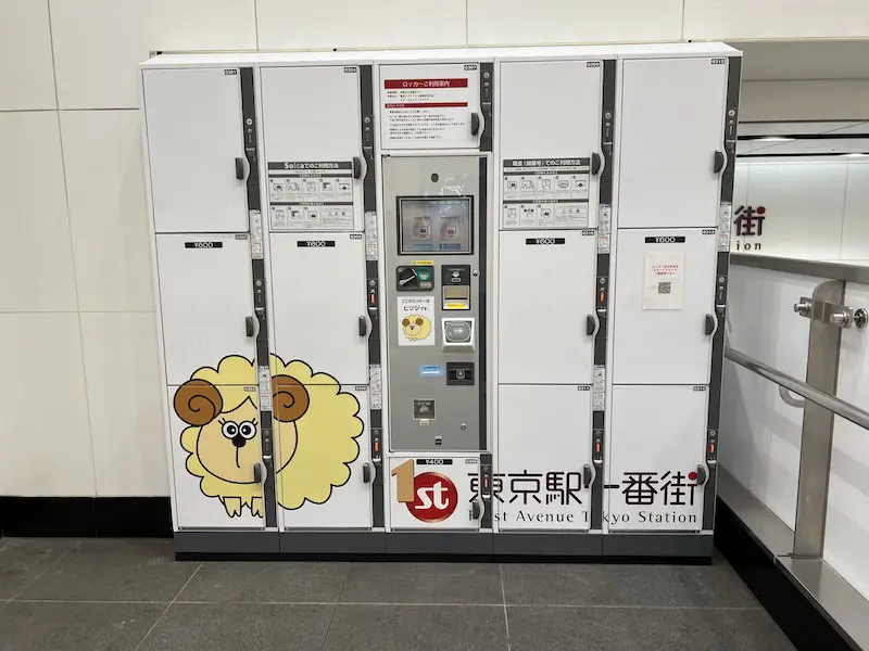 【Outside the ticket gates】Coin lockers next to the stairs K of the Nihonbashi Exit on the 1st floor (sheep)