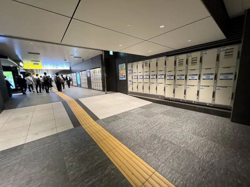 Coin lockers in front of "Kuroben Yokocho" (left)