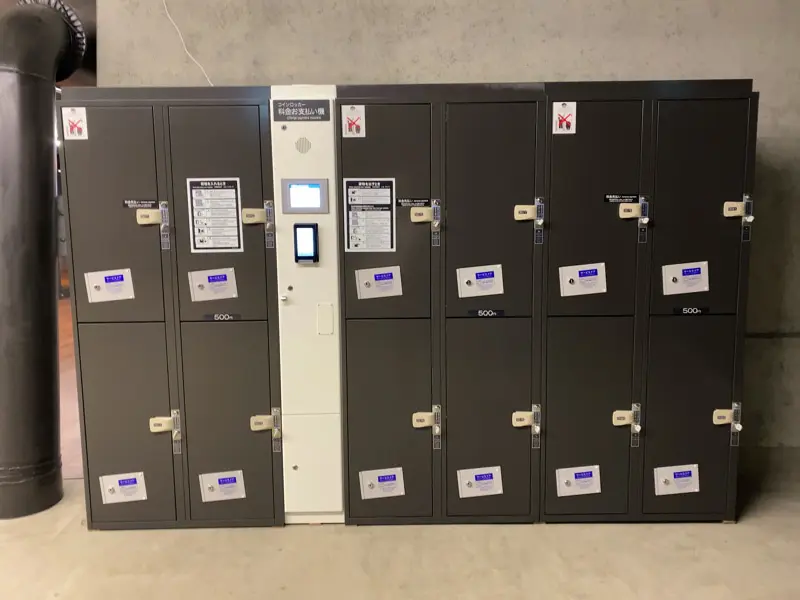 Coin lockers in front of hotel on 4F