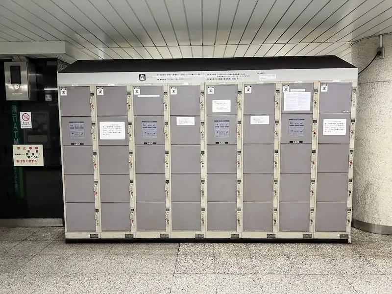 Coin lockers in the concourse outside the ticket gates on the first basement floor of the Toei Subway Gotanda Station (near the ticket gates for JR Gotanda Station)