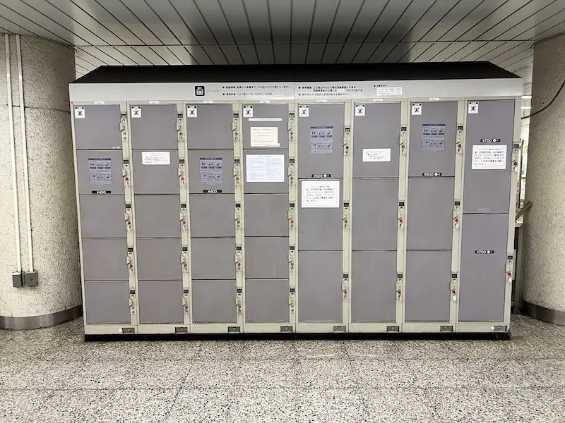 Coin lockers in the concourse outside the ticket gates on the first basement floor of the Toei Subway Gotanda Station (near the ticket gates for JR Gotanda Station)