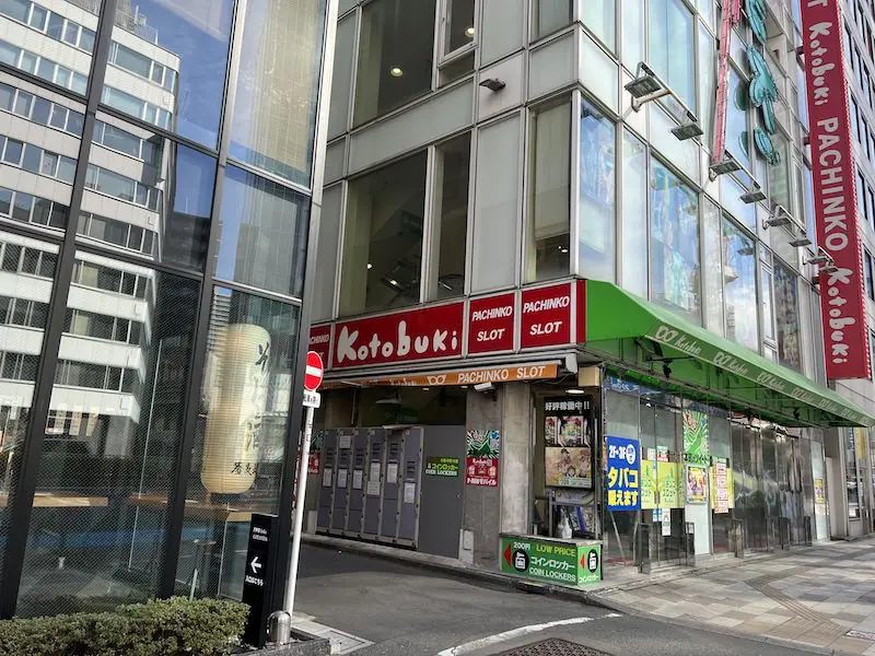 Coin-operated lockers can be found by walking straight out of Exit A1 of the Toei Subway Gotanda Station.