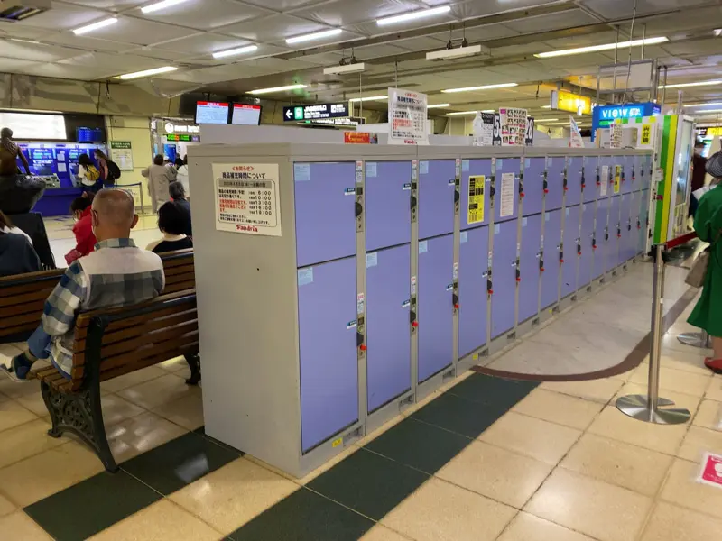 ▼ There is also a coin-operated locker near the vending machines in Sandoria.