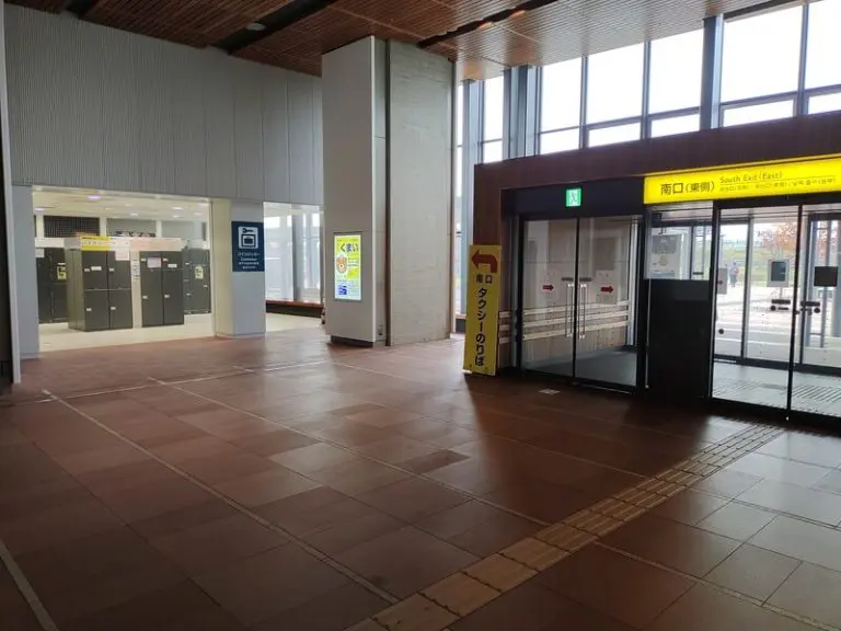 Coin Lockers at South Exit (East Side) 01