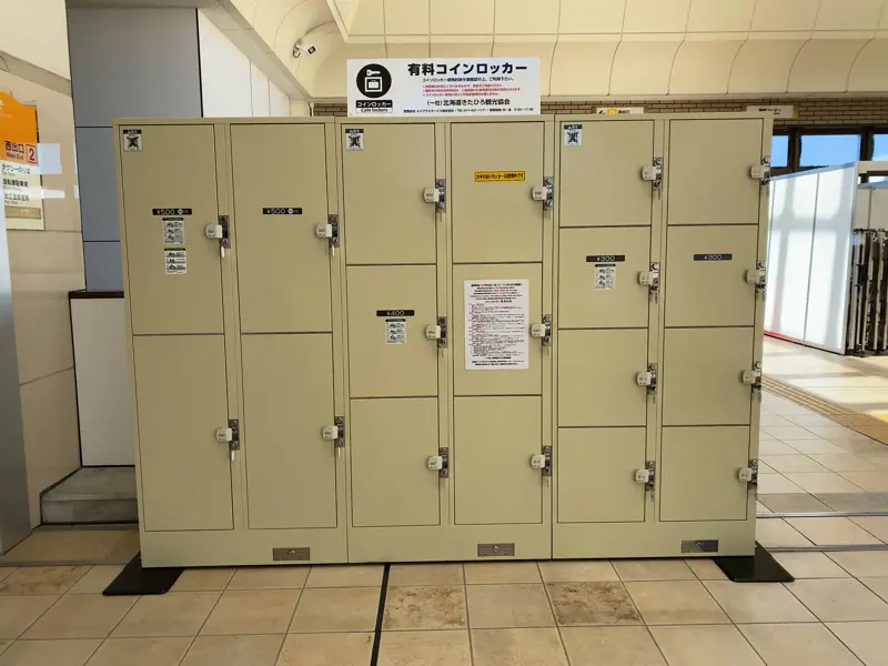 Coin lockers at the back left of the ticket gate01