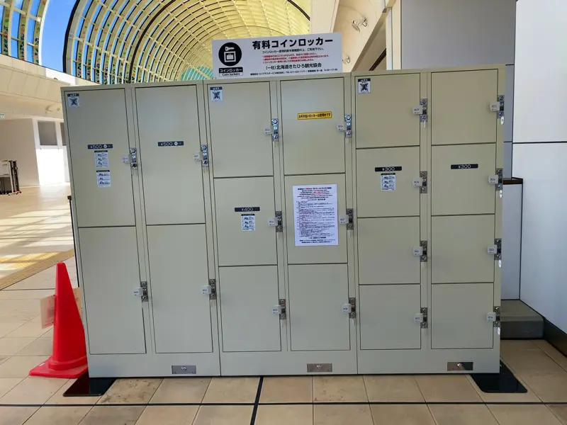 Coin lockers at the back left of the ticket gate02