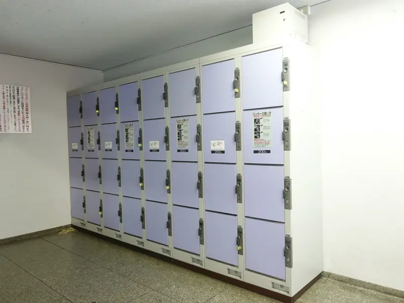 Coin locker on the way to the stairs of Exit 10