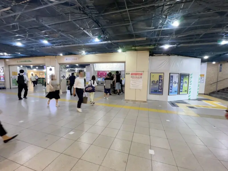 Coin lockers next to the ticket office at the Shiodome underground ticket gate have been removed and are enclosed for construction.