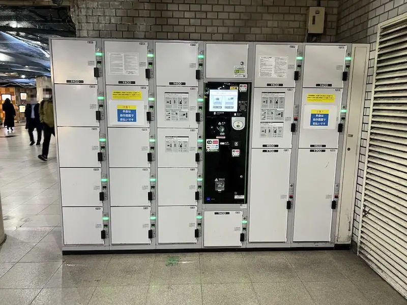 Coin lockers in the passageway toward Ginza at the Shiodome underground ticket gates