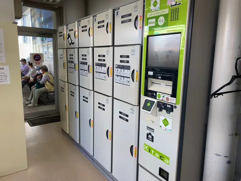 There are a few coin lockers in the waiting room of the bus stop.