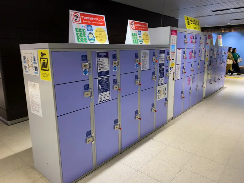 Coin-operated lockers located near Exit 5 on the Nanboku Line 01