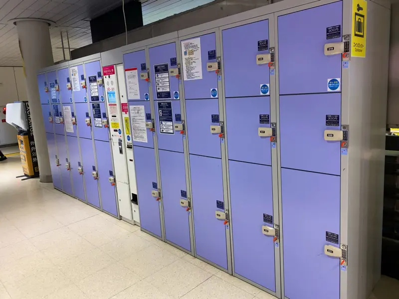 Coin-operated lockers located near Exit 5 on the Nanboku Line 02