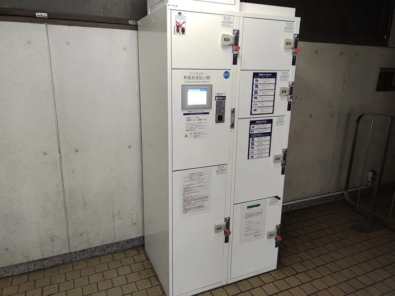 Coin lockers near the stairs connecting the bus terminal