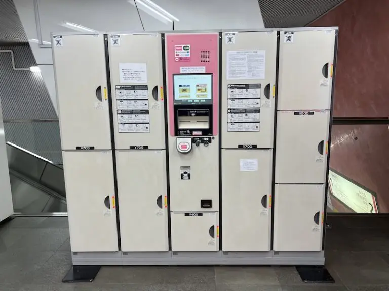 Coin lockers in the concourse outside the ticket gates on the second basement floor of the Oedo Line (toward Exit A1)