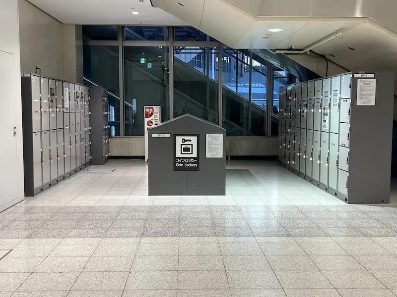 [1F-1]Coin lockers next to the convenience store in the domestic arrival lobby on the north side of the 1st floor