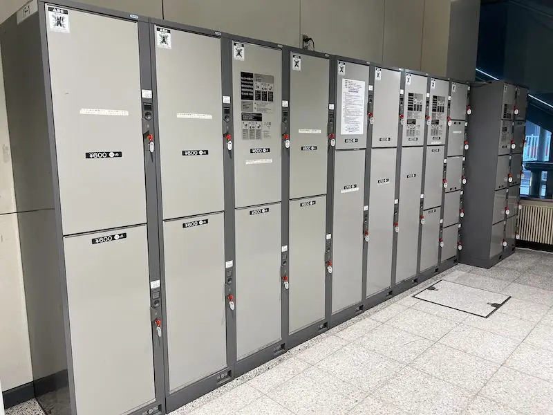 [1F-1]Coin lockers next to the convenience store in the domestic arrival lobby on the north side of the 1st floor