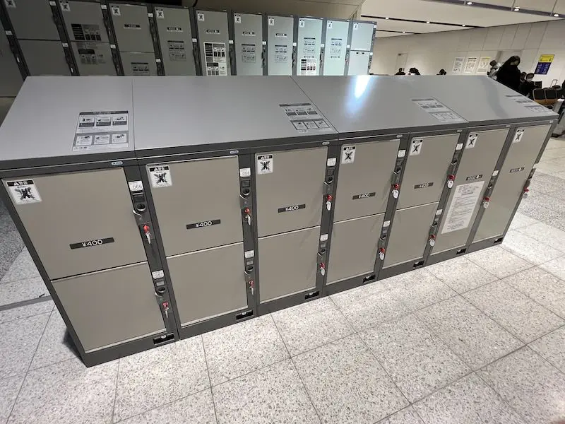 [1F-1]Coin lockers next to the convenience store in the domestic arrival lobby on the north side of the 1st floor