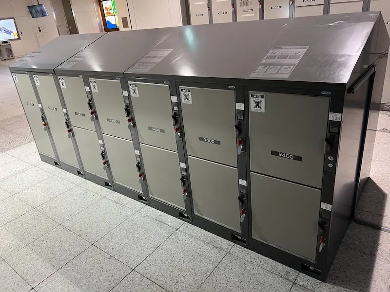 [1F-1]Coin lockers next to the convenience store in the domestic arrival lobby on the north side of the 1st floor