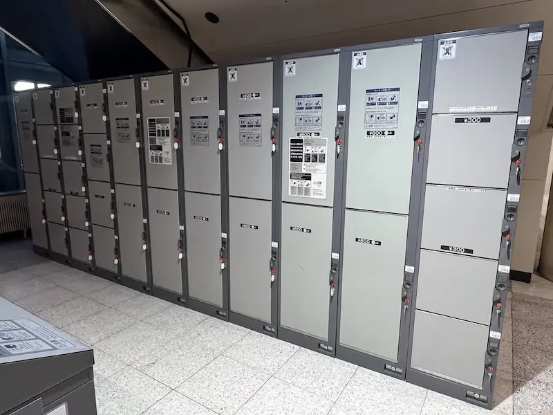 [1F-1]Coin lockers next to the convenience store in the domestic arrival lobby on the north side of the 1st floor
