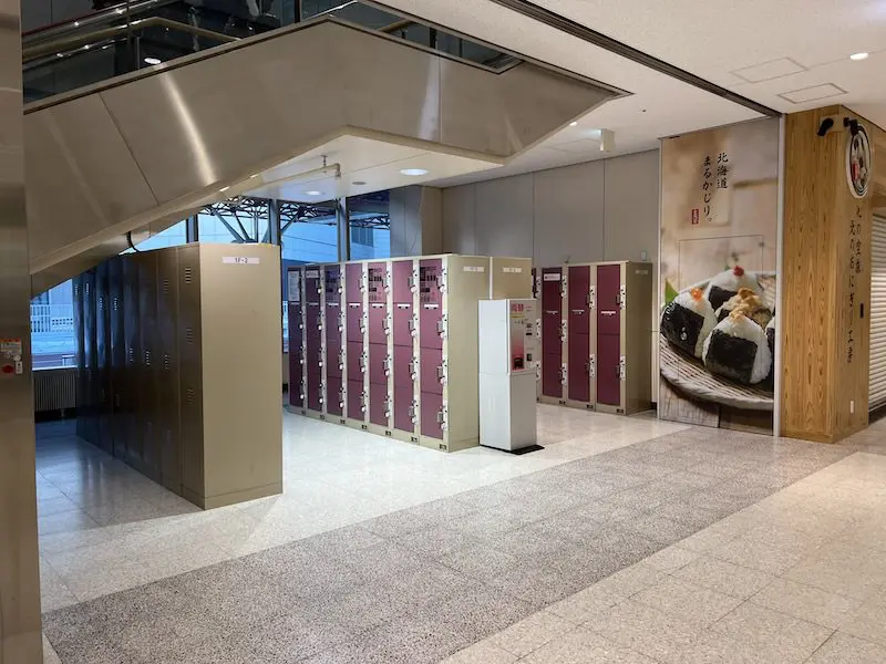 Coin lockers next to the onigiri shop in the domestic arrival lobby on the south side of the 1st floor