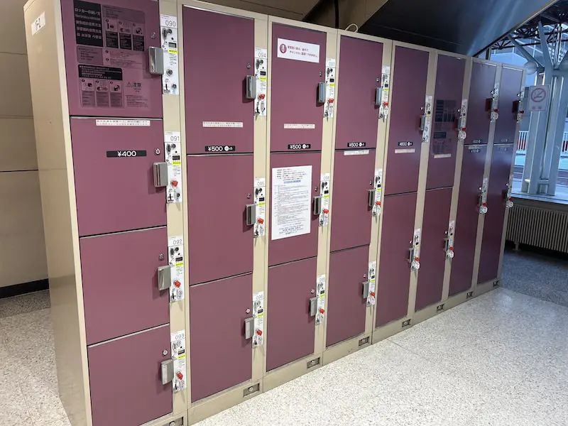 [1F-2]Coin lockers next to the Onigiri shop in the domestic arrival lobby on the 1st floor south side