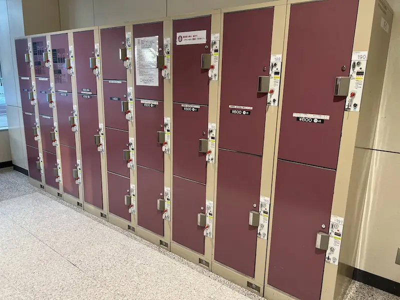 [1F-2]Coin lockers next to the Onigiri shop in the domestic arrival lobby on the 1st floor south side