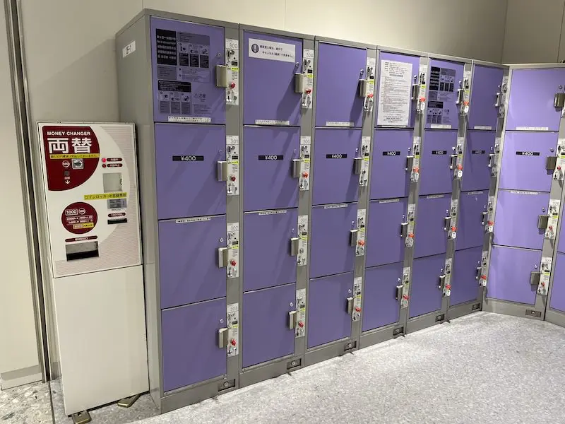 [2F-1] Coin lockers are located on the 2nd floor next to Gate A of the Domestic Departure Lobby. A currency exchange machine for 1,000-yen bills and 500-yen coins is also available.